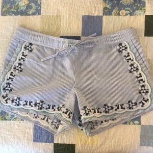 Seersucker shorts with beating and embroidery